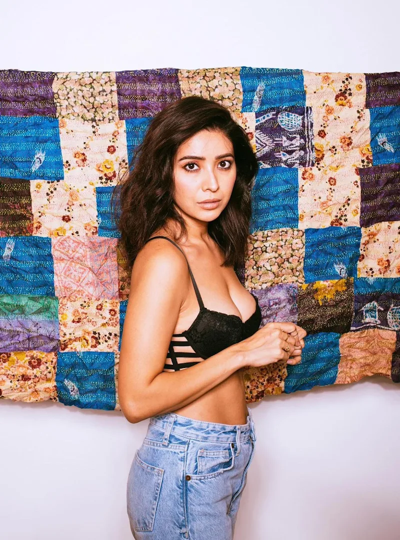 asha negi cleavage black bra jeans asha negi cleavage black bra jeans