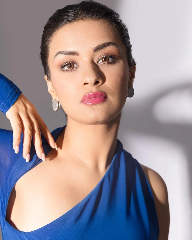 Avneet Kaur blue dress curvy body Avneet Kaur blue dress curvy body