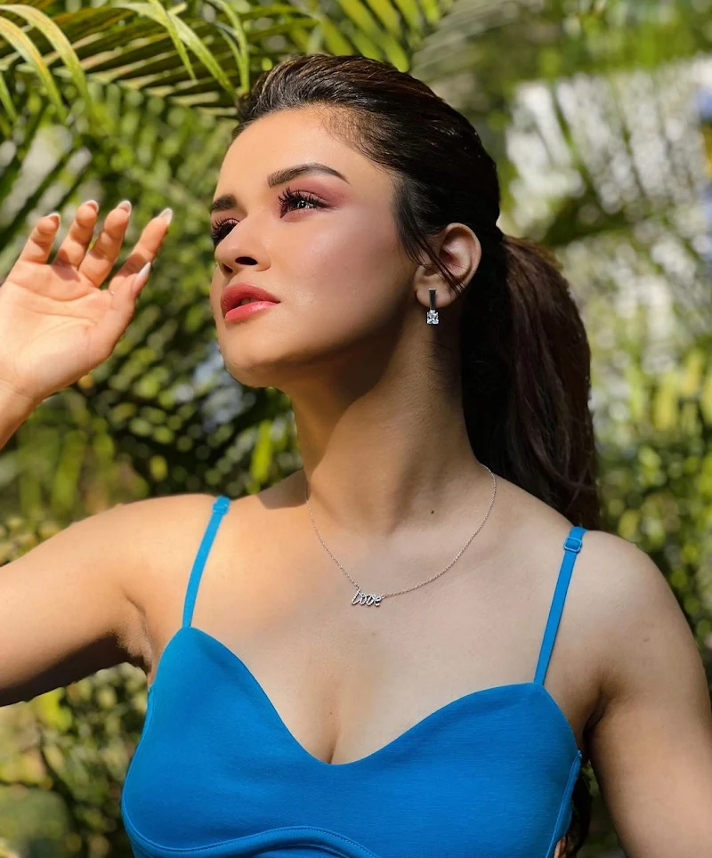 Avneet Kaur cleavage blue dress