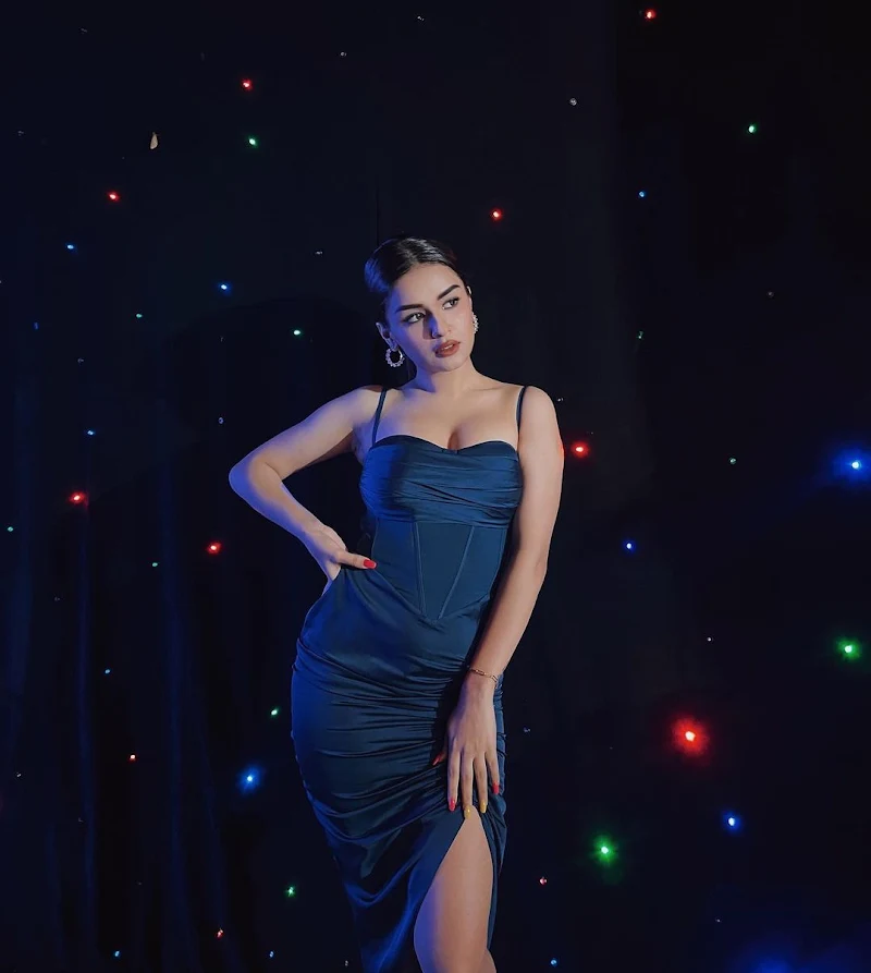 Avneet Kaur tight dress curvy body cleavage