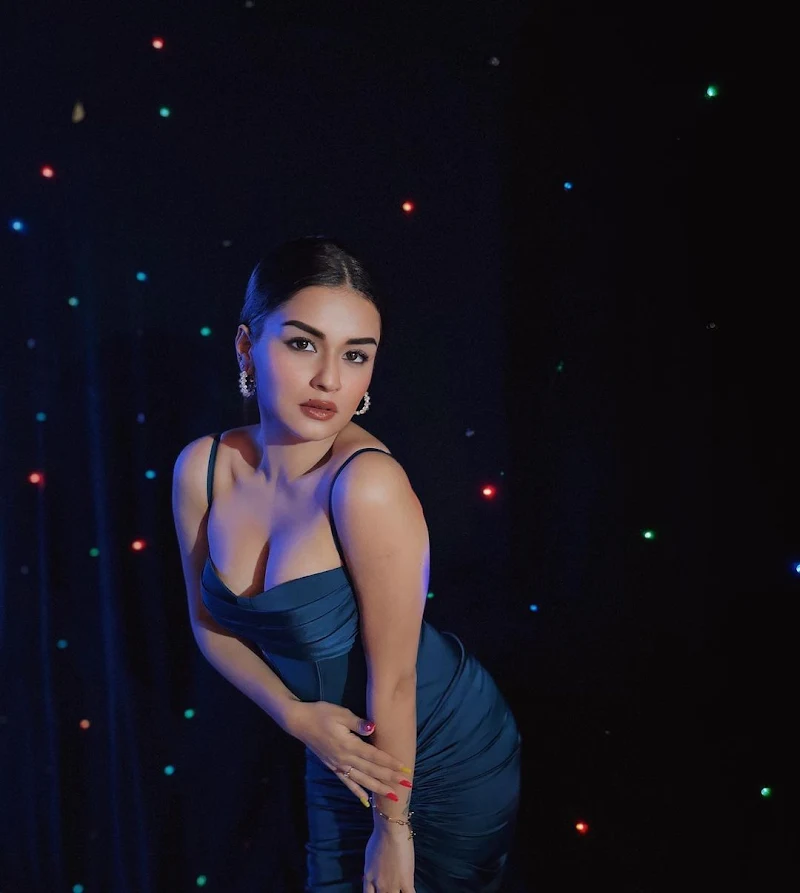 Avneet Kaur tight dress curvy body cleavage