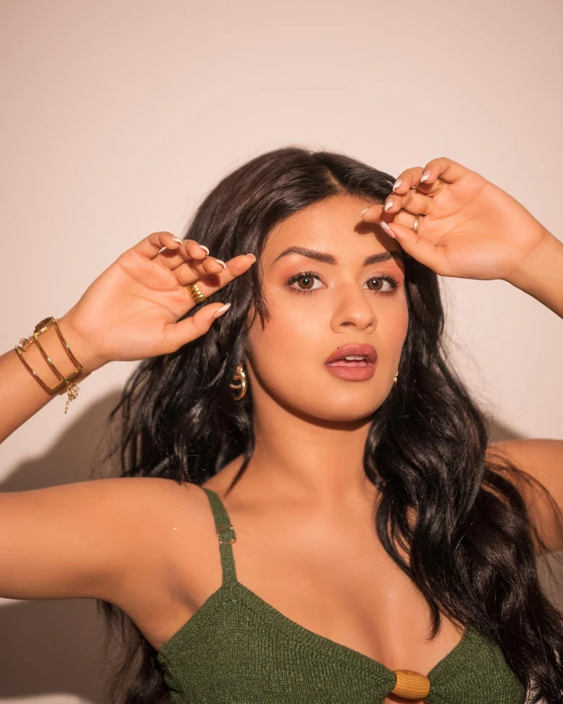 Avneet Kaur cleavage tight green dress