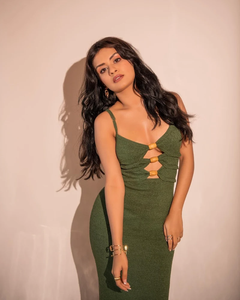 Avneet Kaur curvy tight green dress