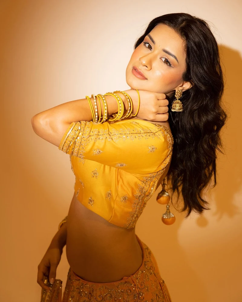 avneet kaur navel yellow lehanga