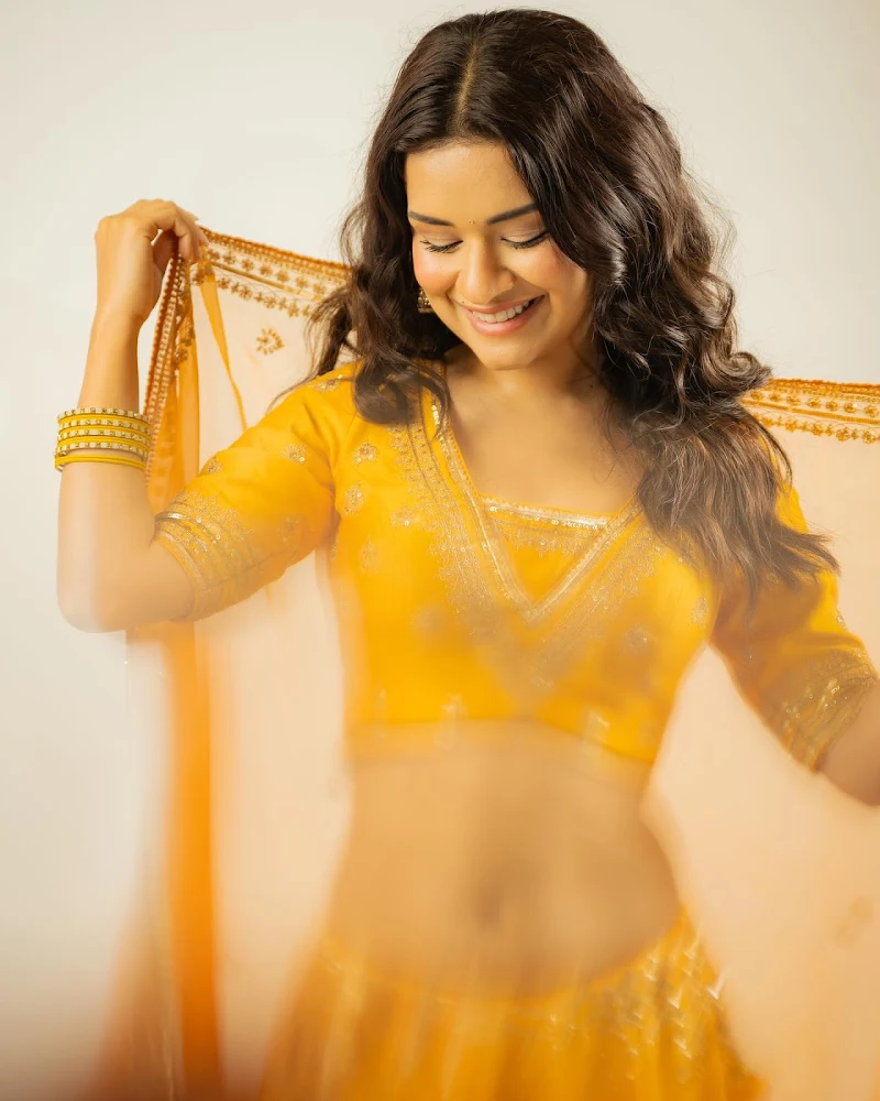 avneet kaur navel yellow lehanga