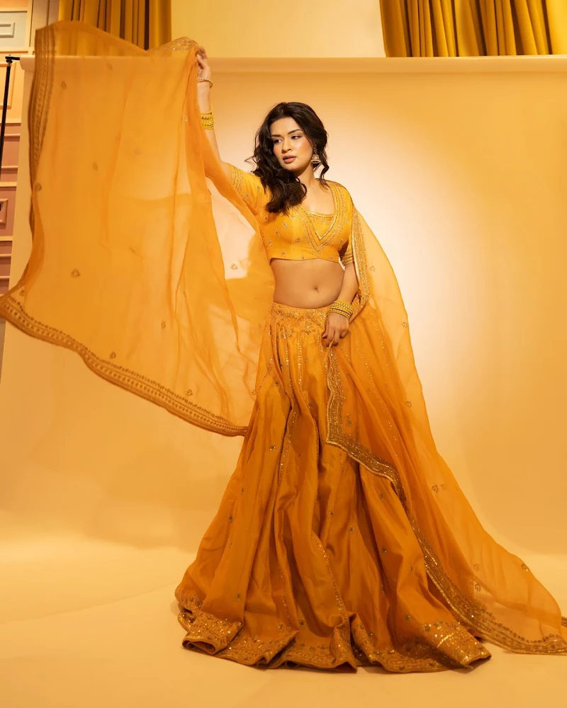 avneet kaur navel yellow lehanga