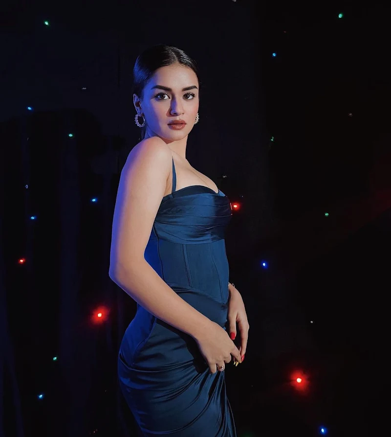 Avneet Kaur tight dress curvy body cleavage