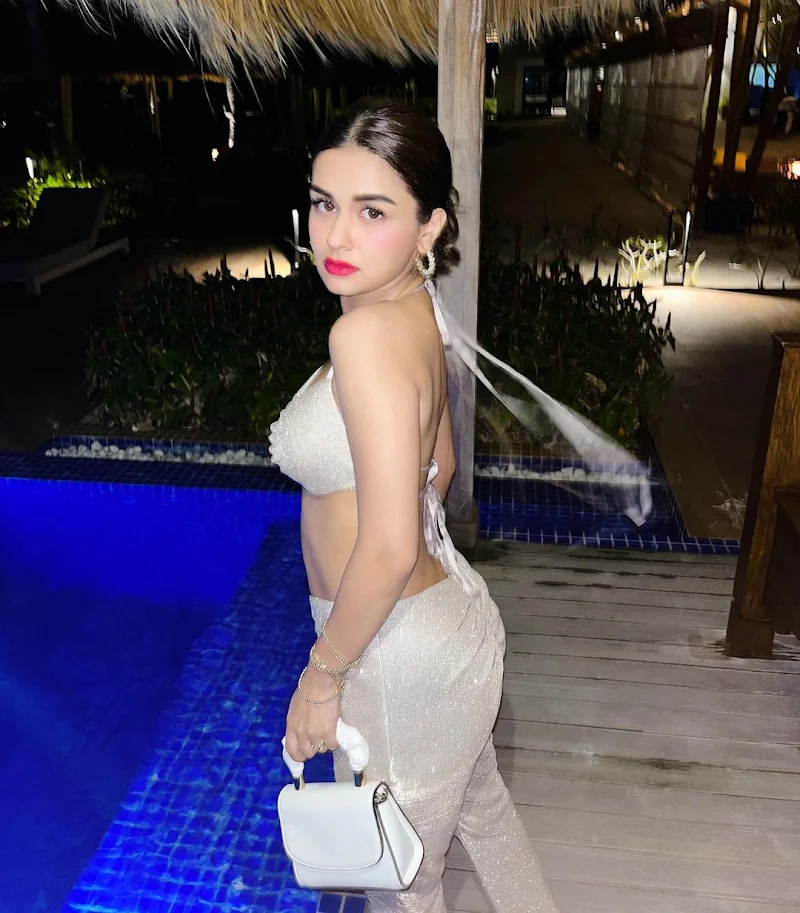 Avneet Kaur cleavage navel tiny top Avneet Kaur cleavage navel tiny top