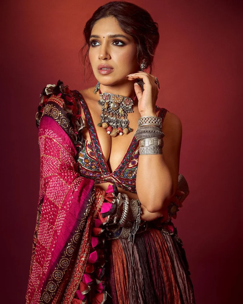 Bhumi Pednekar cleavage indian outfit