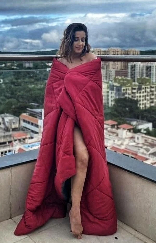 Cheshta Bhagat sexy legs hot actress