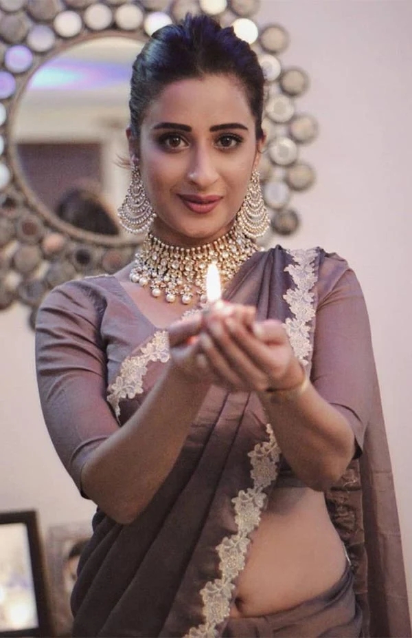 Cheshta Bhagat hot actress shades of love