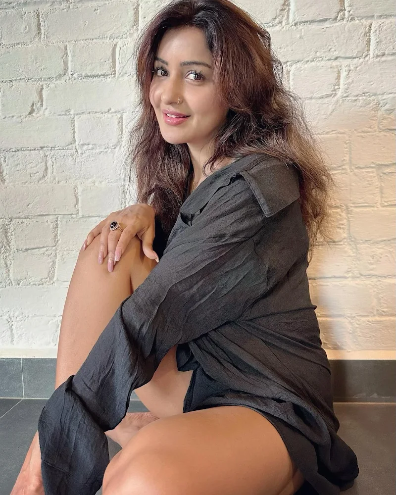 Chhavi Pandey sexy legs black shirt nose ring tv actress