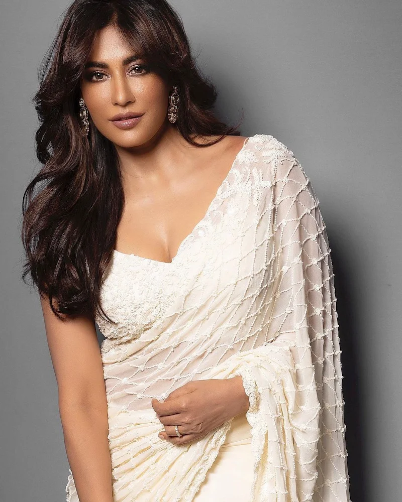 Chitrangada Singh white saree cleavage Chitrangada Singh white saree cleavage