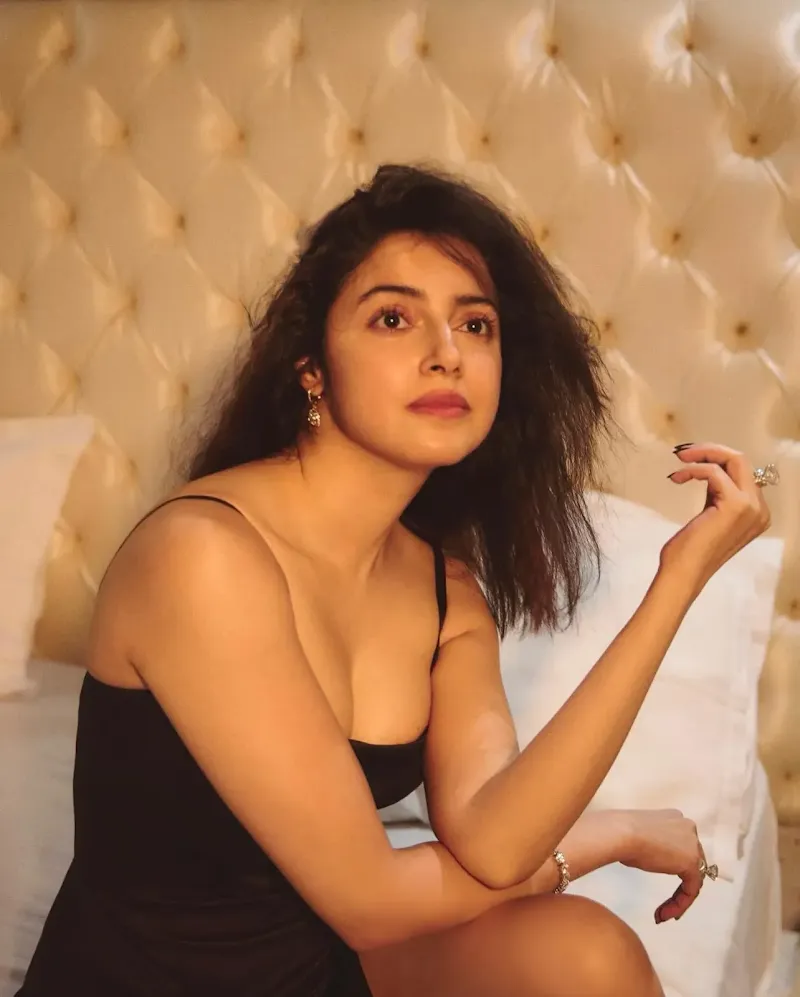 Divya Khosla Kumar hot black dress Divya Khosla Kumar hot black dress