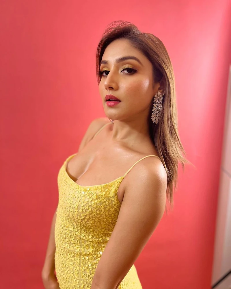 Donal Bisht cleavage yellow dress filmfare awards Donal Bisht cleavage yellow dress filmfare awards