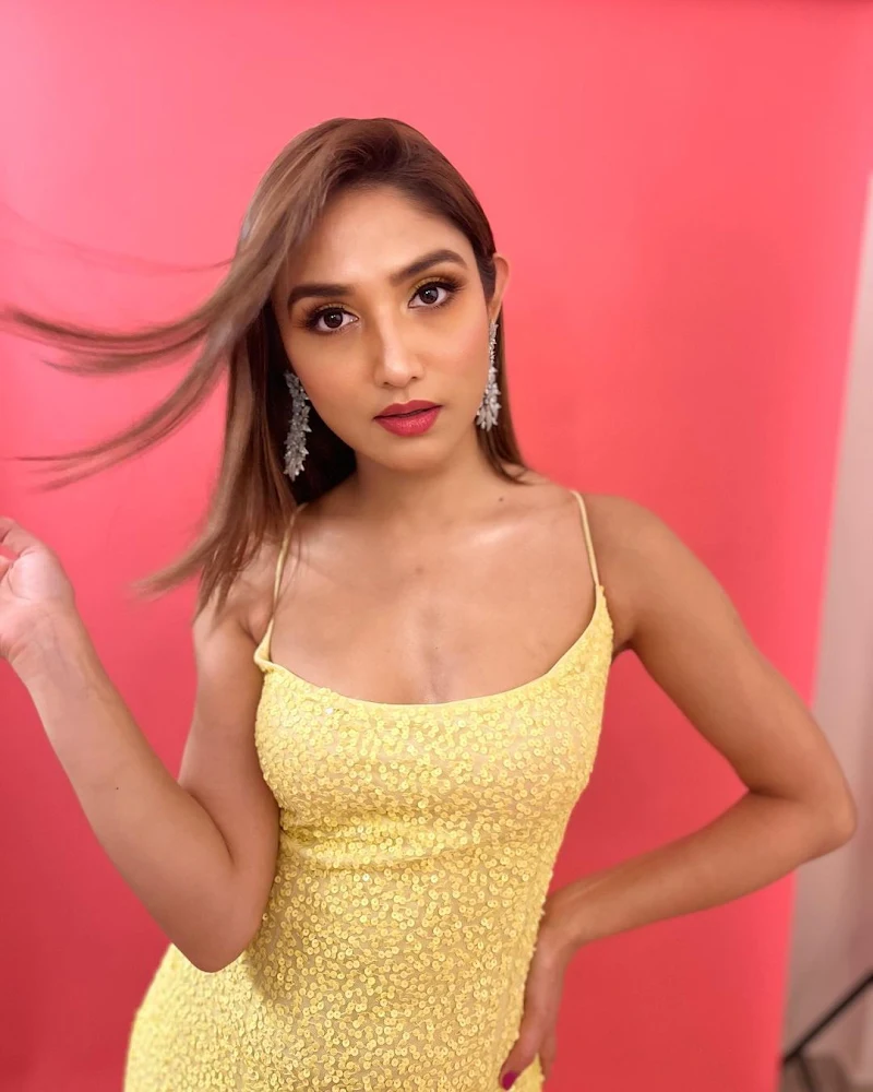 Donal Bisht cleavage yellow dress filmfare awards Donal Bisht cleavage yellow dress filmfare awards