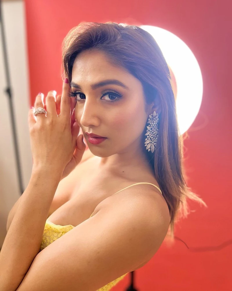 Donal Bisht cleavage yellow dress filmfare awards Donal Bisht cleavage yellow dress filmfare awards