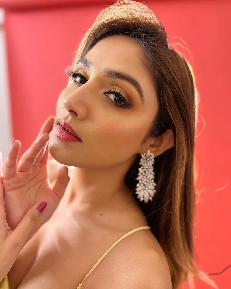 Donal Bisht cleavage yellow dress filmfare awards Donal Bisht cleavage yellow dress filmfare awards
