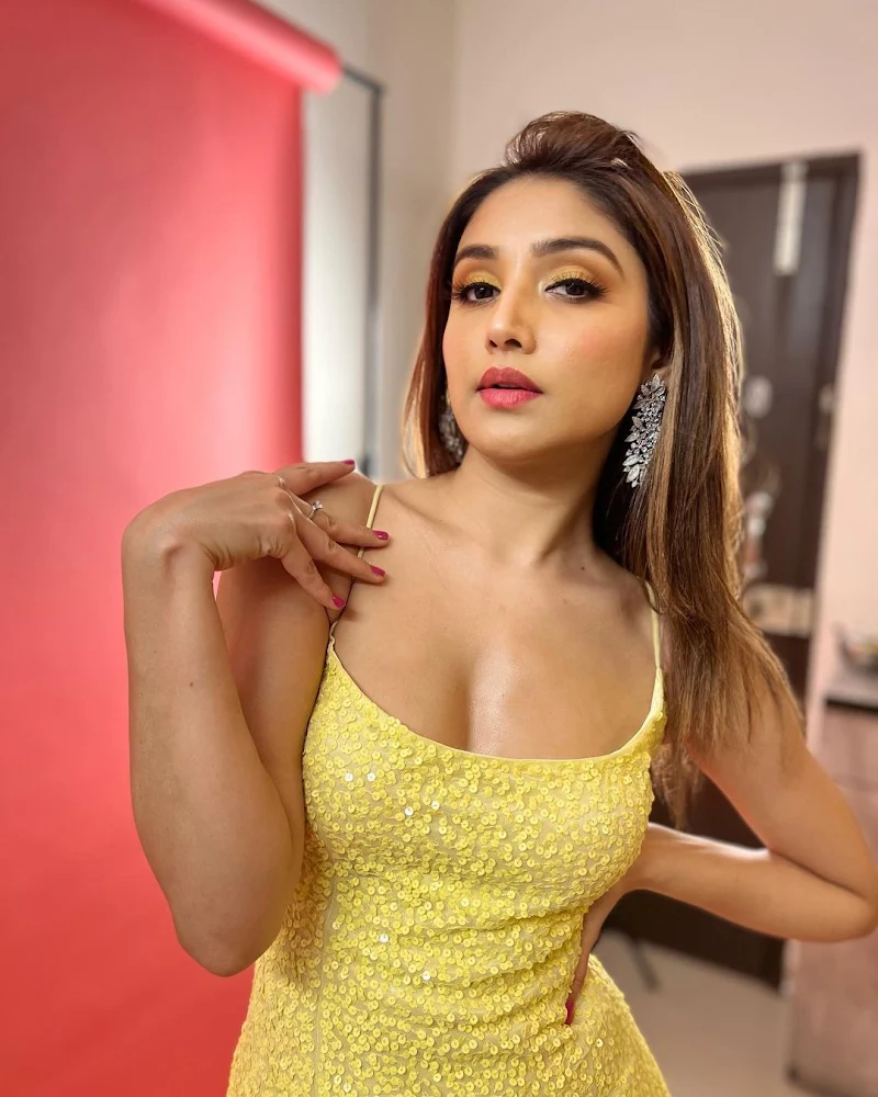 Donal Bisht cleavage yellow dress filmfare awards Donal Bisht cleavage yellow dress filmfare awards