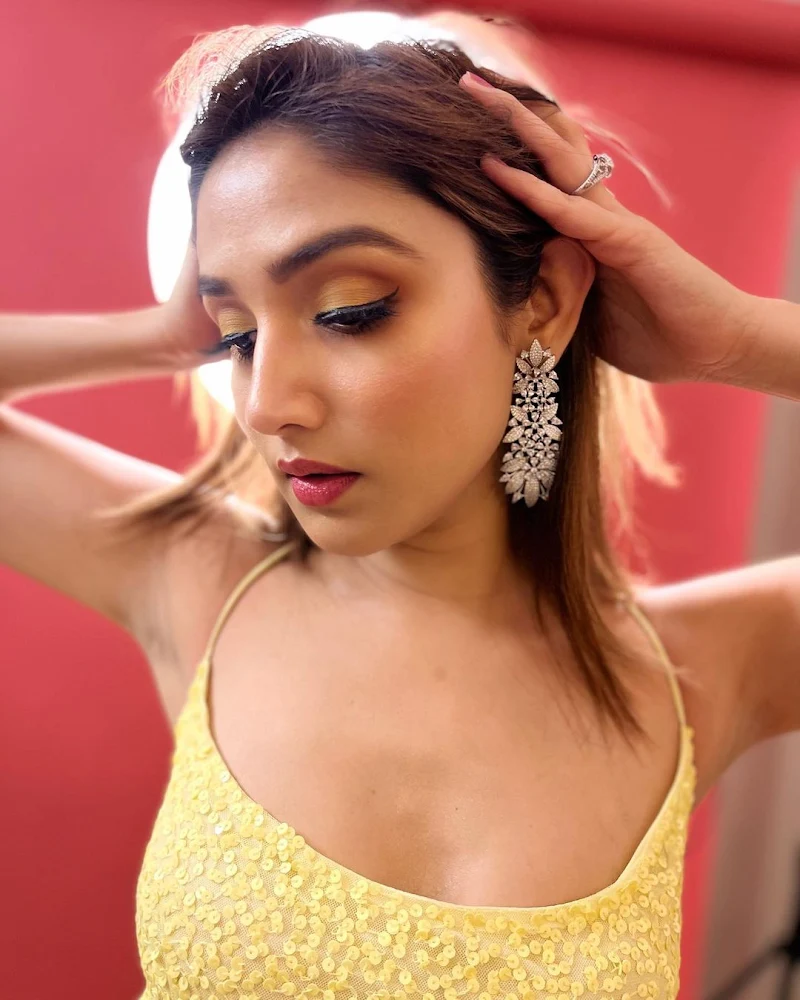 Donal Bisht cleavage yellow dress filmfare awards Donal Bisht cleavage yellow dress filmfare awards