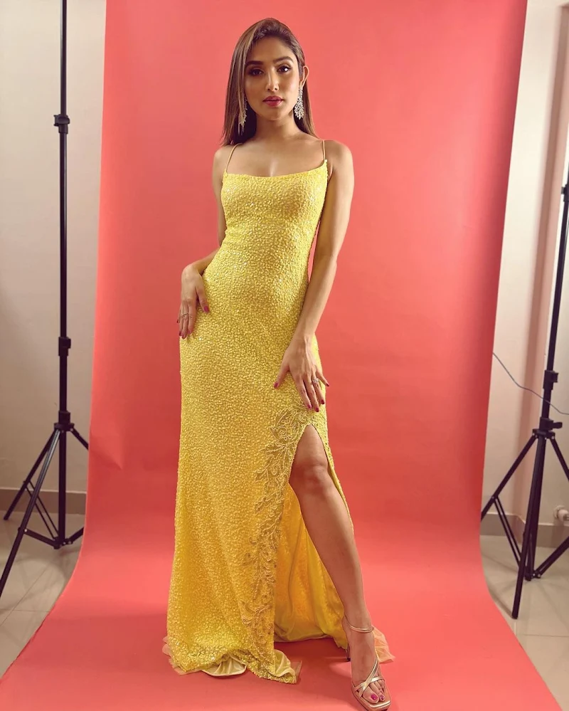 Donal Bisht legs yellow dress filmfare awards Donal Bisht legs yellow dress filmfare awards