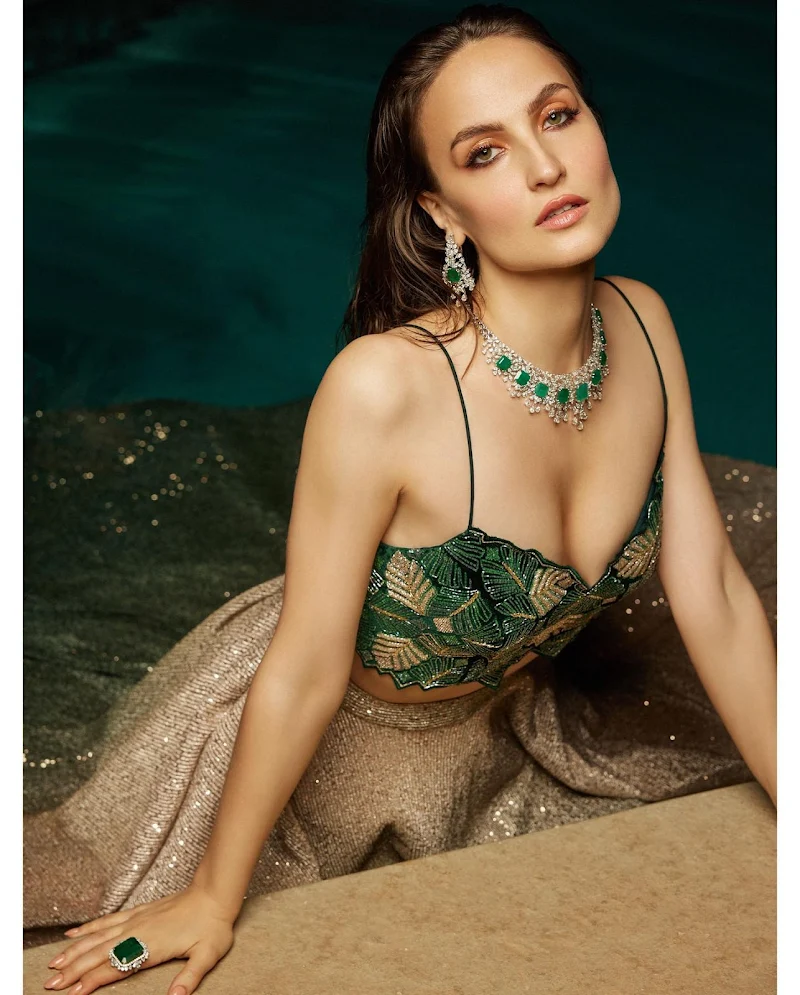 elli avrram cleavage hot photoshoot elli avrram cleavage hot photoshoot