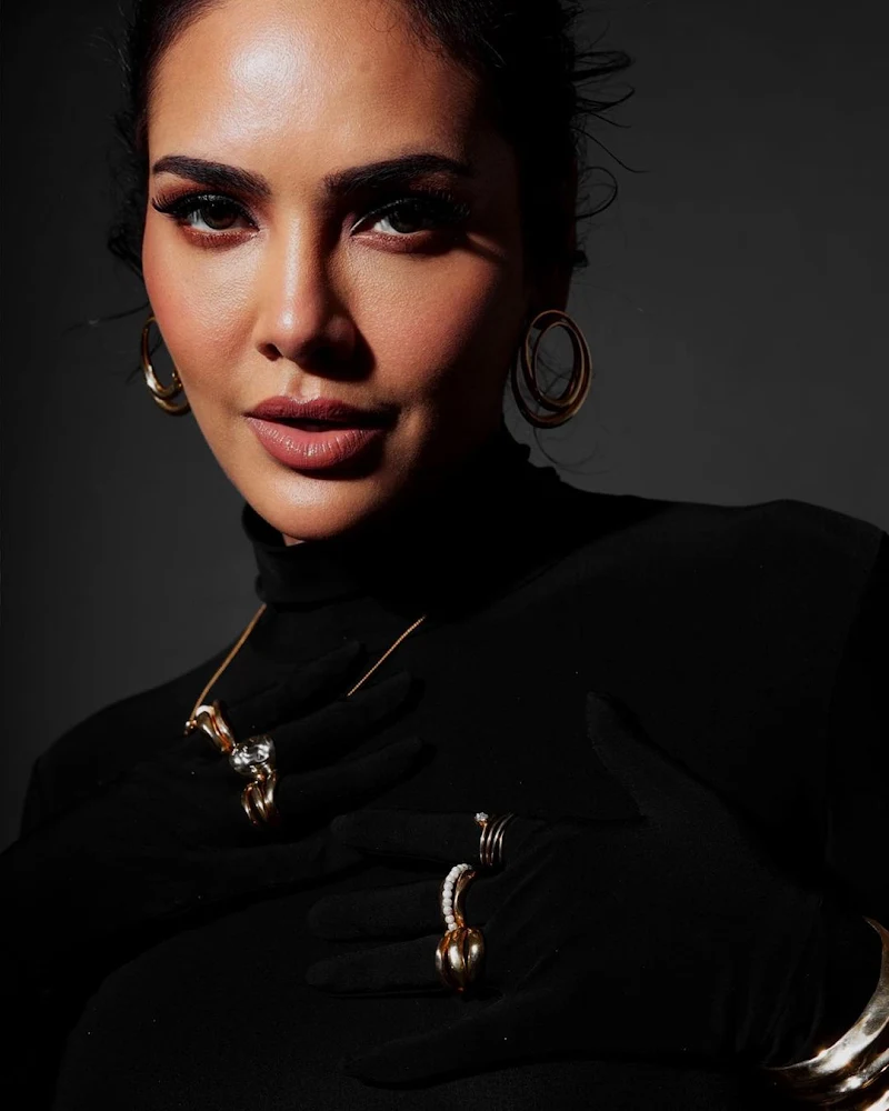 Esha Gupta black tight dress sexy body Esha Gupta black tight dress sexy body