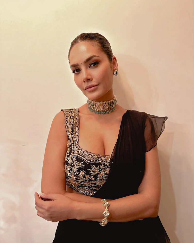 esha gupta black saree cleavage esha gupta black saree cleavage