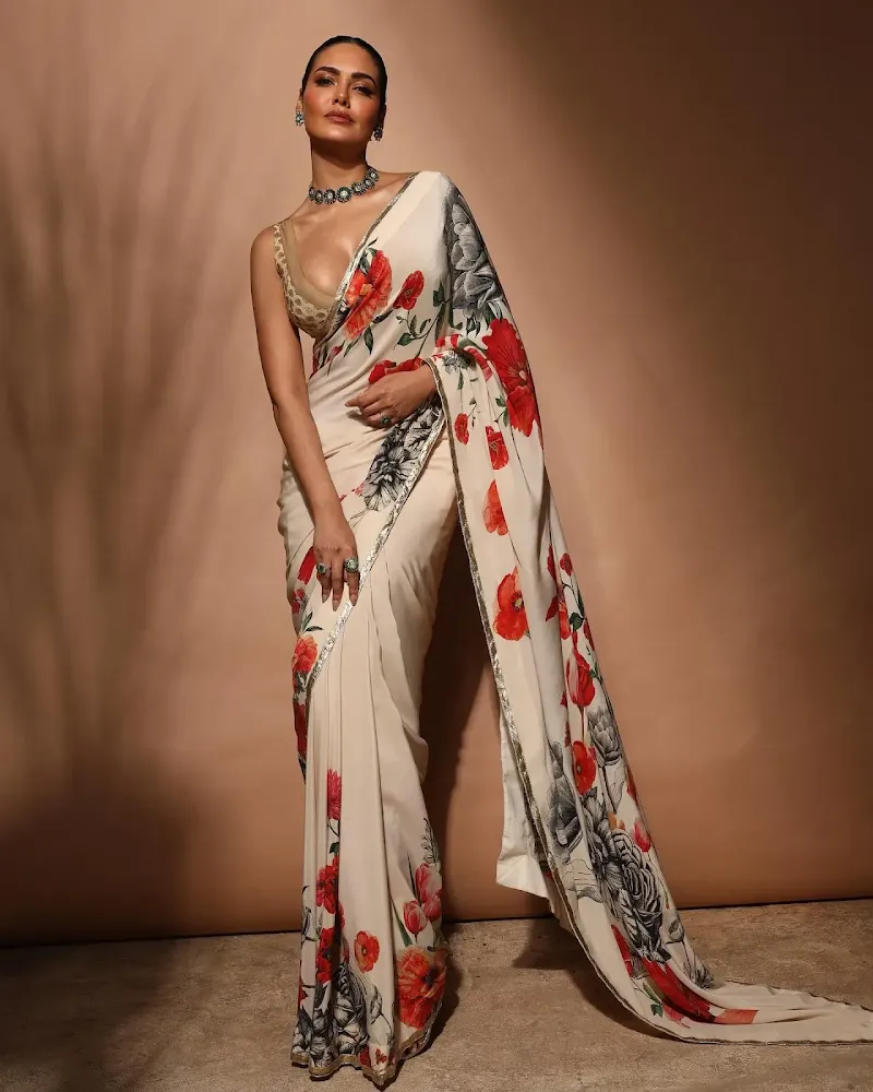 Esha Gupta cleavage saree hot actress