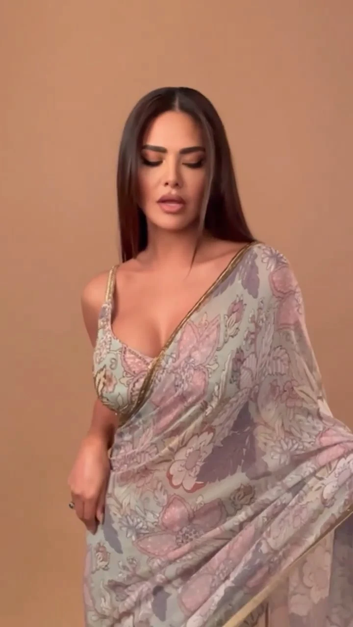 Esha Gupta cleavage saree aashram 3 actress Esha Gupta cleavage saree aashram 3 actress