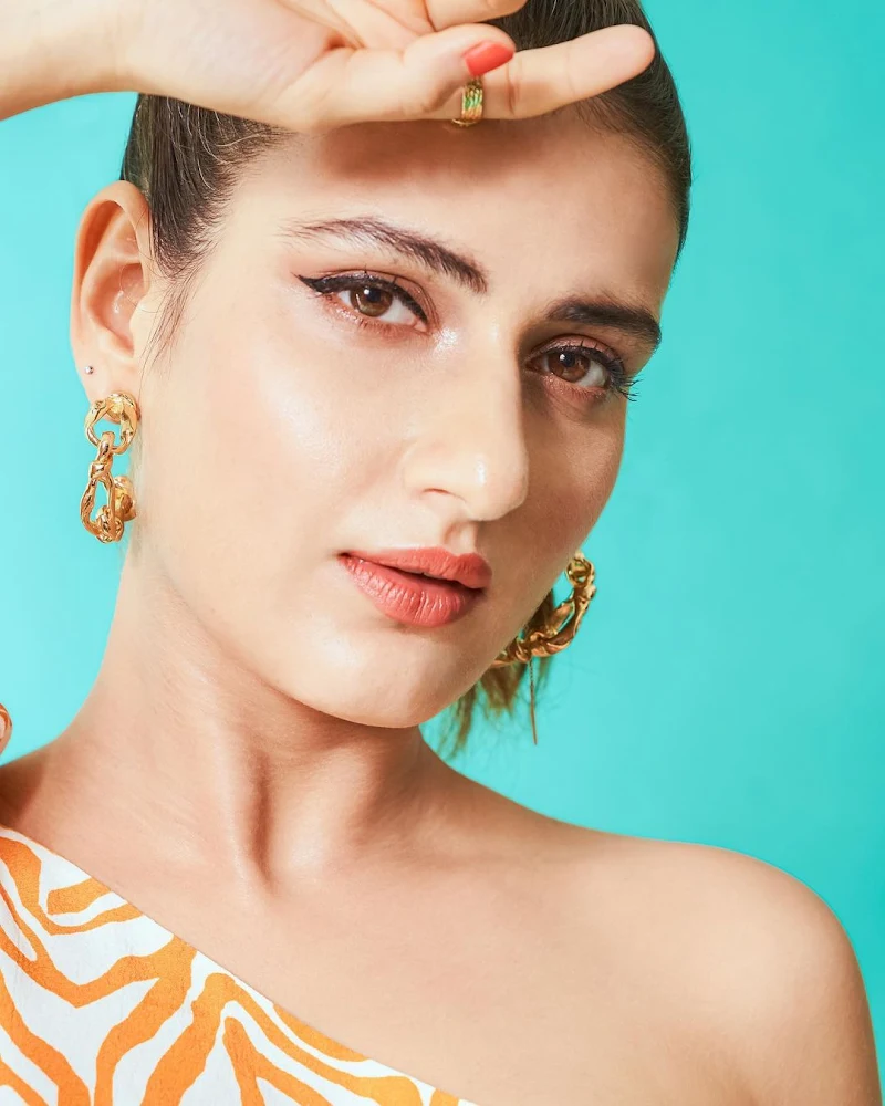 Fatima Sana Shaikh hot short dress