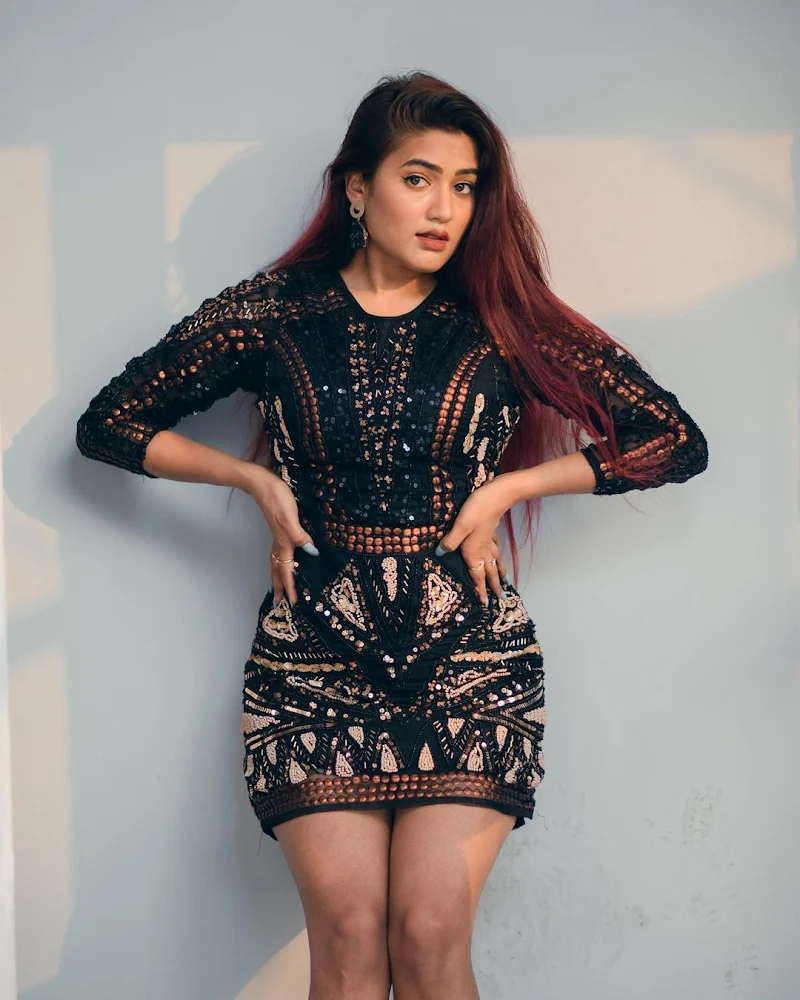 Garima Chaurasia tight dress sexy body
