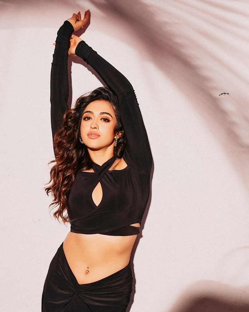 gayatri bhardwaj navel piercing black outfit