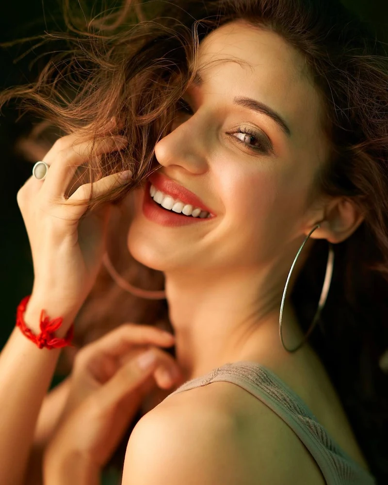 Heli Daruwala hot sexy body face Heli Daruwala hot sexy body face