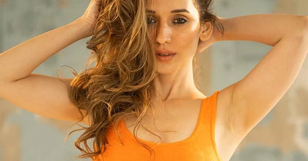 heli daruwala unbuttoned jeans top slim waist