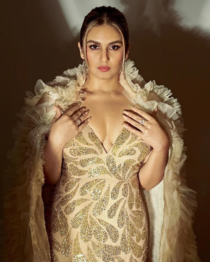 Huma Qureshi cleavage curvy golden dress Huma Qureshi cleavage curvy golden dress