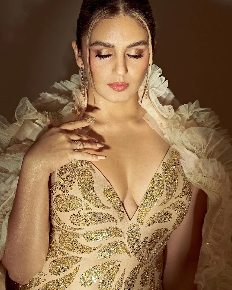 Huma Qureshi cleavage curvy golden dress Huma Qureshi cleavage curvy golden dress