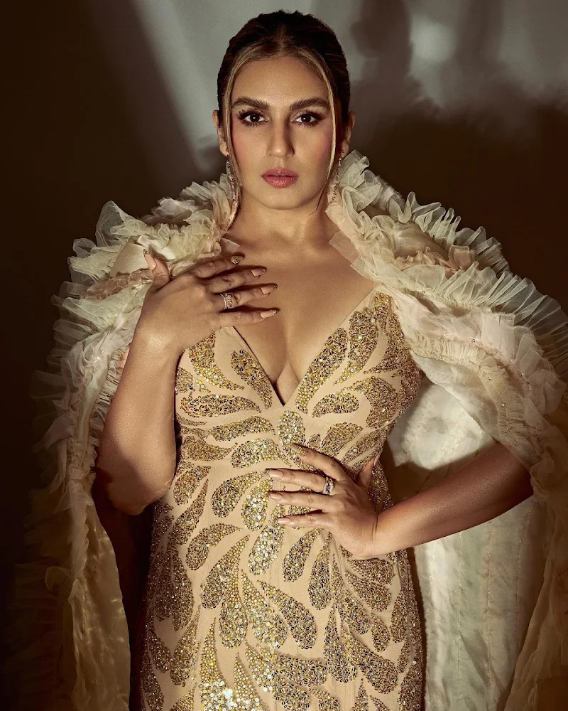 Huma Qureshi cleavage curvy golden dress Huma Qureshi cleavage curvy golden dress