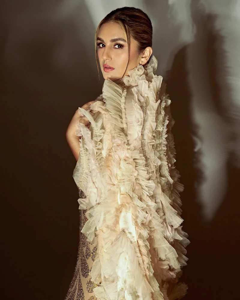 Huma Qureshi cleavage curvy golden dress Huma Qureshi cleavage curvy golden dress