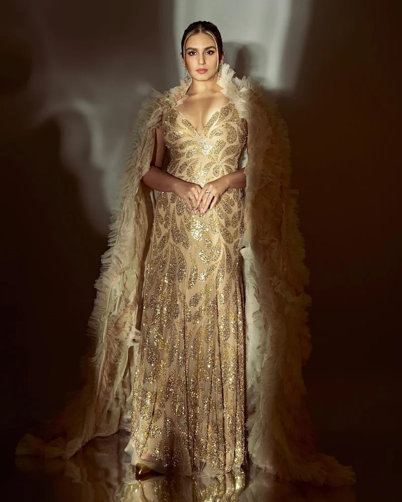 Huma Qureshi cleavage curvy golden dress Huma Qureshi cleavage curvy golden dress