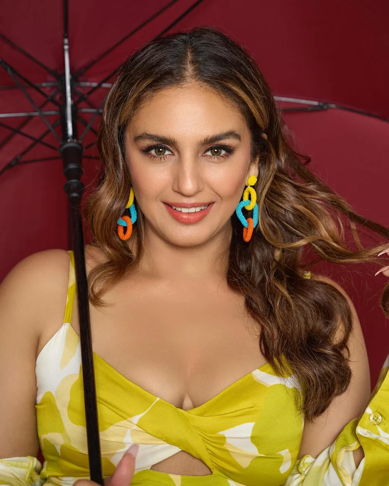 Huma Qureshi cleavage curvy actress stylish outfit Huma Qureshi cleavage curvy actress stylish outfit