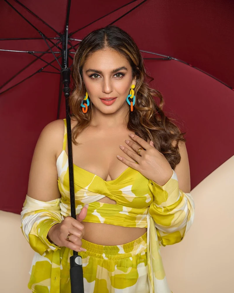 Huma Qureshi cleavage curvy actress stylish outfit Huma Qureshi cleavage curvy actress stylish outfit