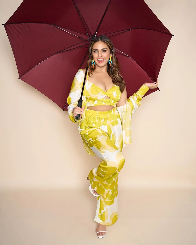 Huma Qureshi cleavage curvy actress stylish outfit Huma Qureshi cleavage curvy actress stylish outfit