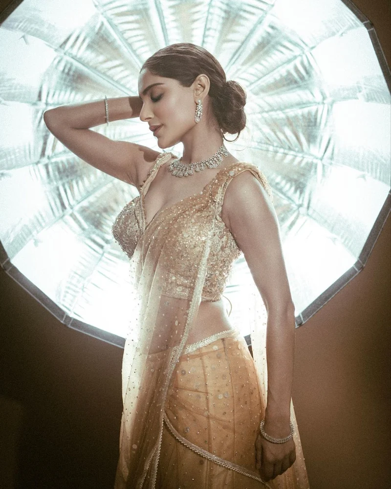 Ishita Raj cleavage golden saree hot Indian actress Ishita Raj cleavage golden saree hot Indian actress