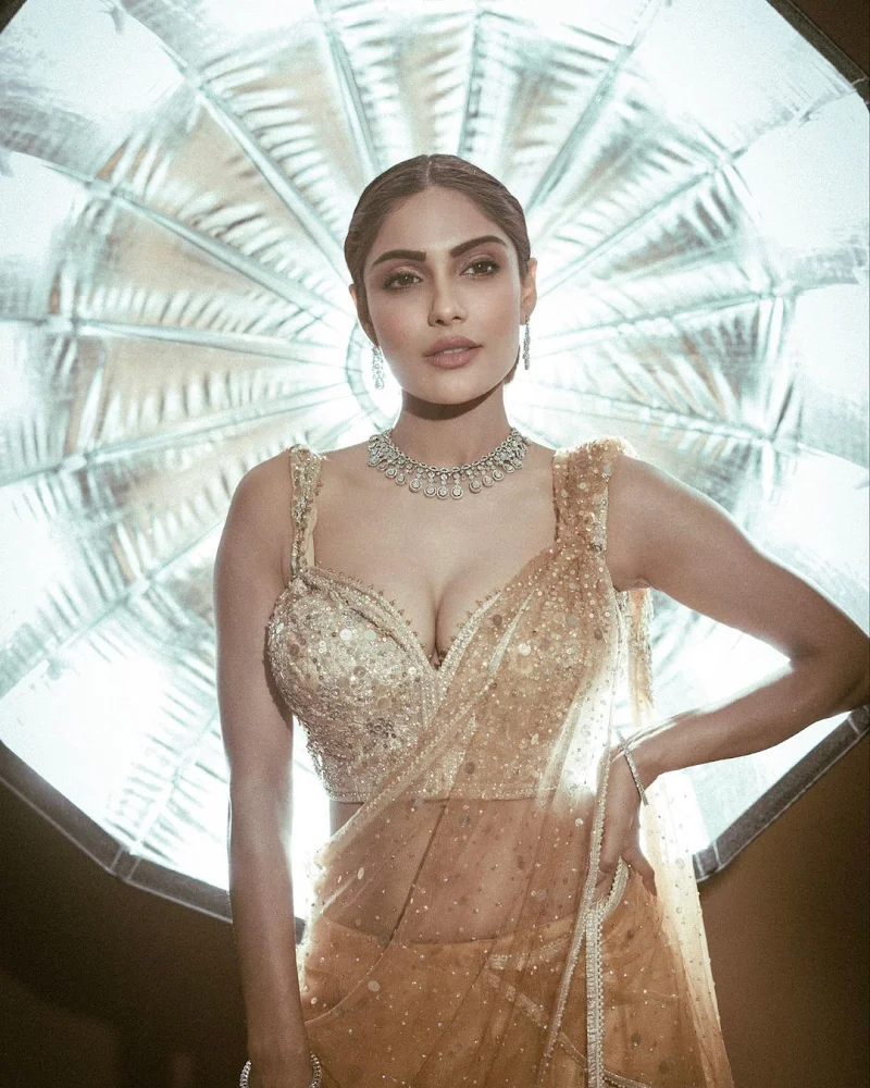 Ishita Raj cleavage golden saree hot Indian actress Ishita Raj cleavage golden saree hot Indian actress