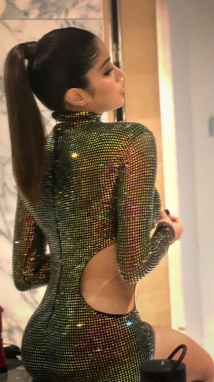 janhvi kapoor curvy body tight dress janhvi kapoor curvy body tight dress