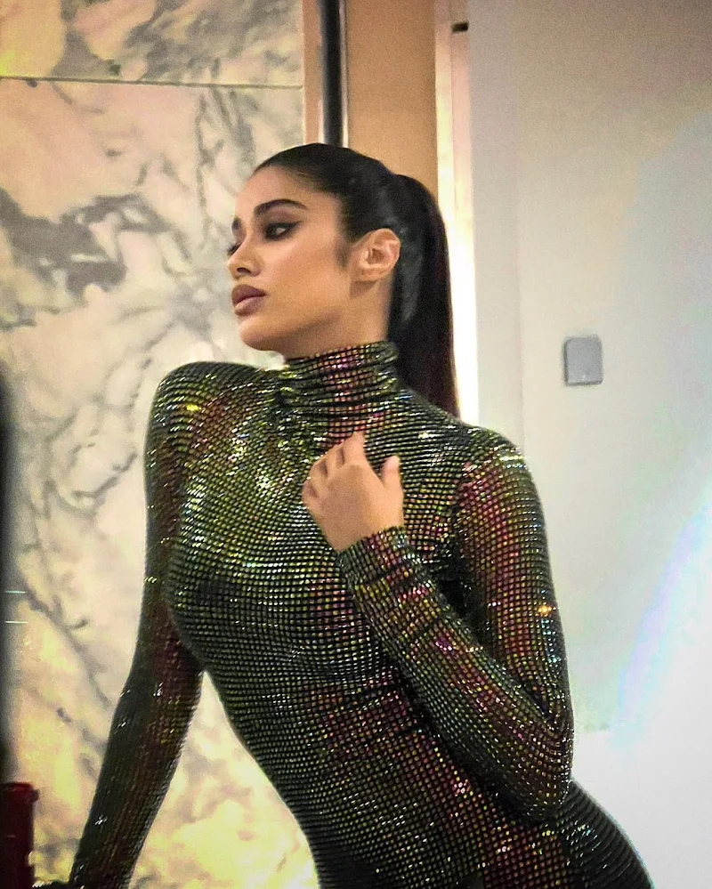 janhvi kapoor curvy body tight dress janhvi kapoor curvy body tight dress
