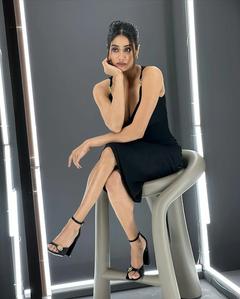 janhvi kapoor black dress curvy body