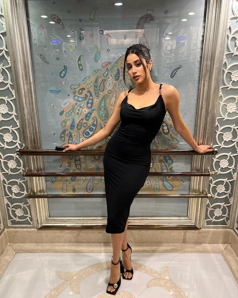 janhvi kapoor black dress curvy body