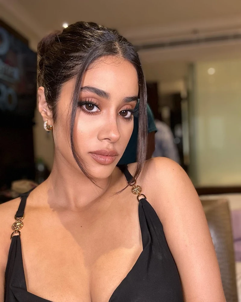 janhvi kapoor black dress curvy body